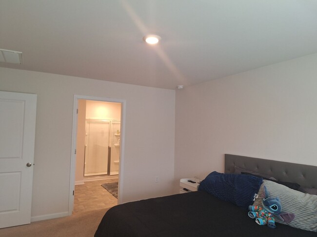 Building Photo - MOVE IN SPECIAL - Spacious Four Bedroom Ho...