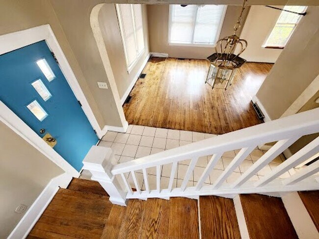 Building Photo - 305 Lyndhurst St