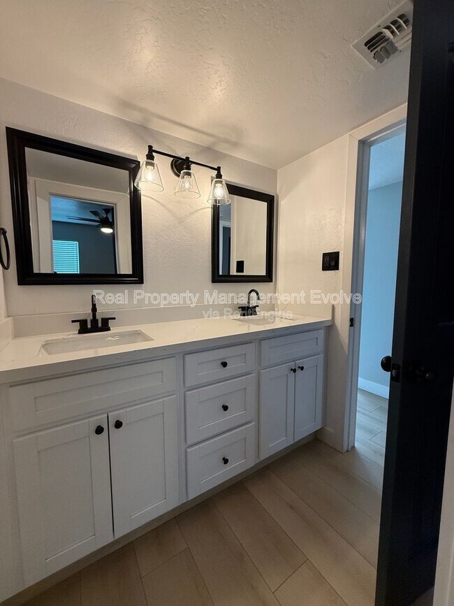 Building Photo - 429 E Greenway Dr