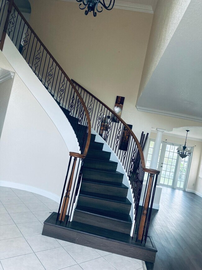 Building Photo - 2261 Ridgewood Cir