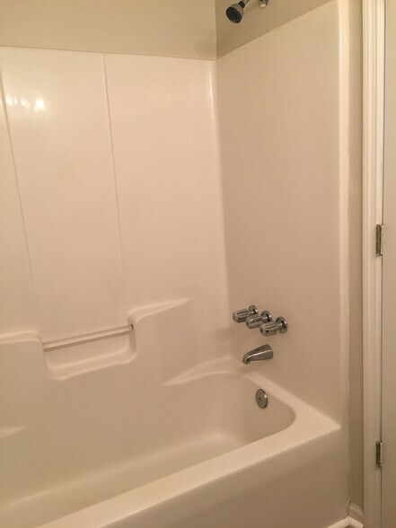 En-suit (full bath) in rear bedroom - 350 Brookfield Rd