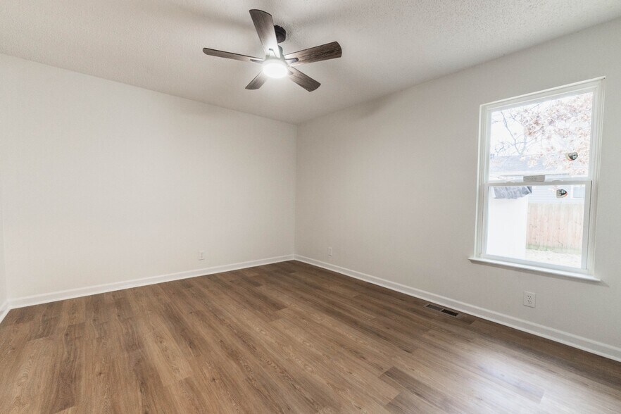 Building Photo - 1805 Meadow Cliff Dr