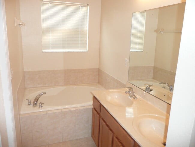 Building Photo - 808 Challis Point