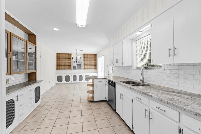 Building Photo - 1510 N San Jacinto St