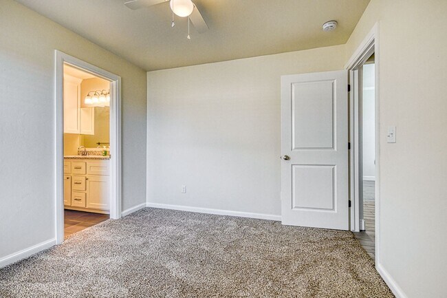 Building Photo - 3100 Pebble Pond Dr