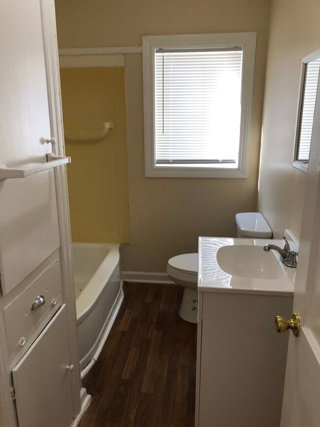 Building Photo - 406 Hill St