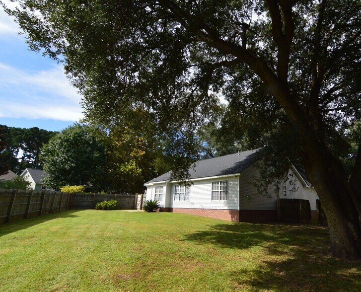 Building Photo - 203 Hawkridge Pl