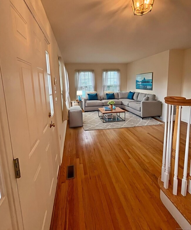 Building Photo - 5 Howes Ct