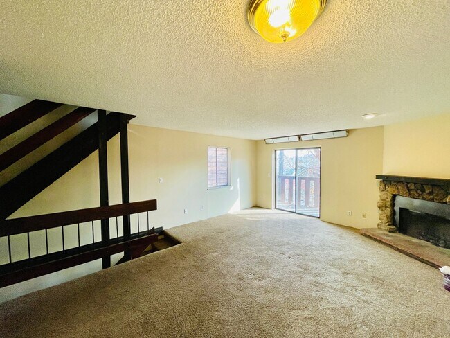 Building Photo - 4 Bedroom Town-home Near Downtown Golden A...