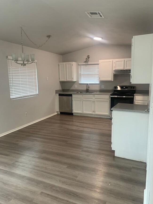 Building Photo - Renovated 3 Bedroom/ 1.5 Bath in Great Neighborhood