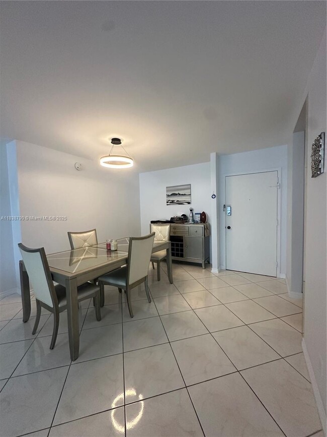 Building Photo - 2030 S Ocean Dr