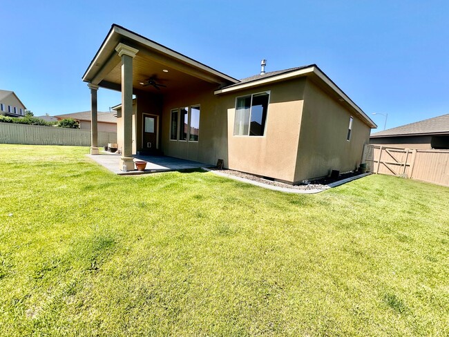 Building Photo - Spacious 4 Bedroom Home in Quiet Cul-de-Sa...