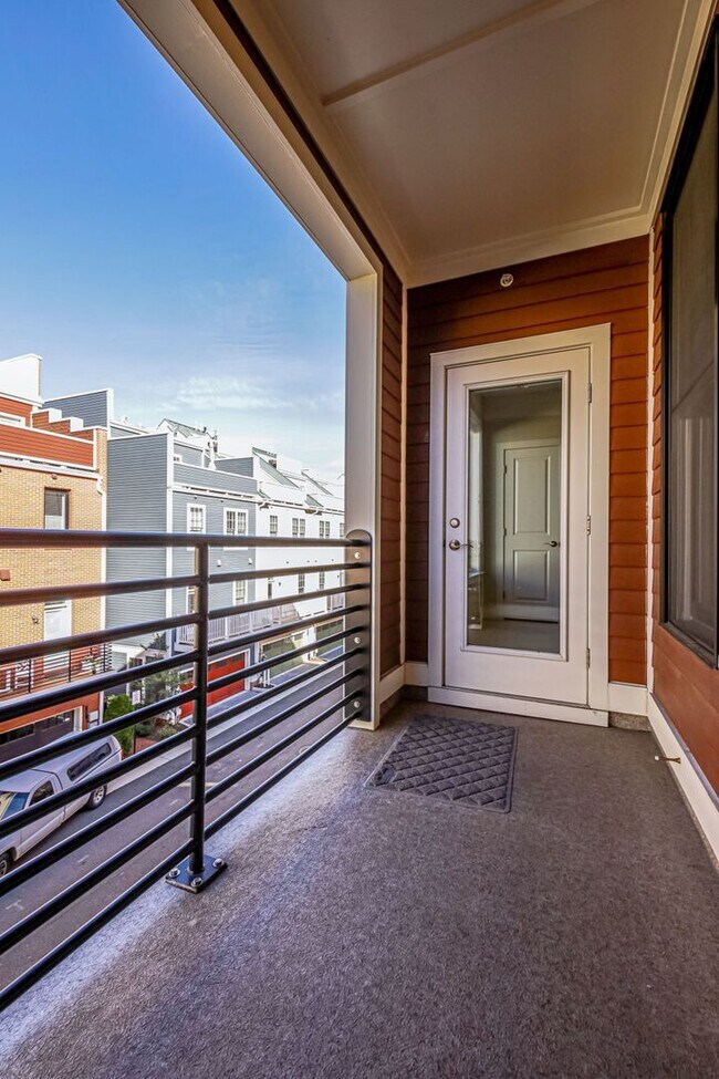 Building Photo - Updated 3br/2.5ba Condo Townhome Alexandria Walk to Metro