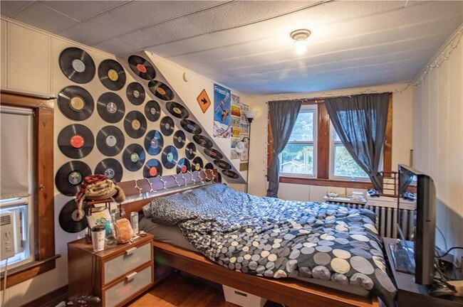 Building Photo - 3 bedroom, 1 bathroom Home With Garage