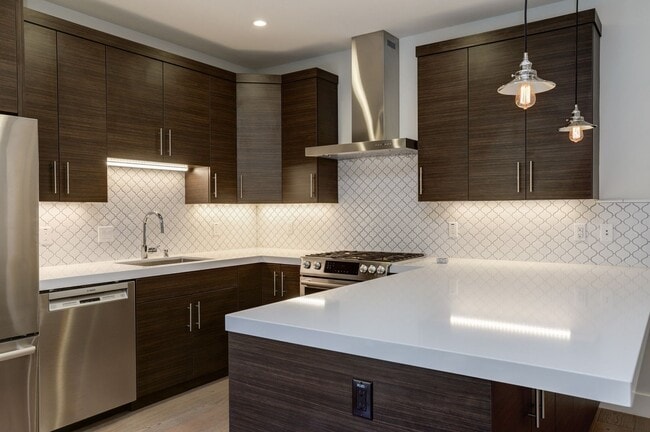 Building Photo - 2 Bed / 2.5 Bath Luxurious townhome near d...