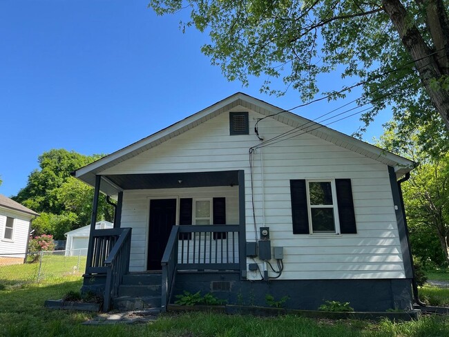 Primary Photo - 1417 Essex Ave