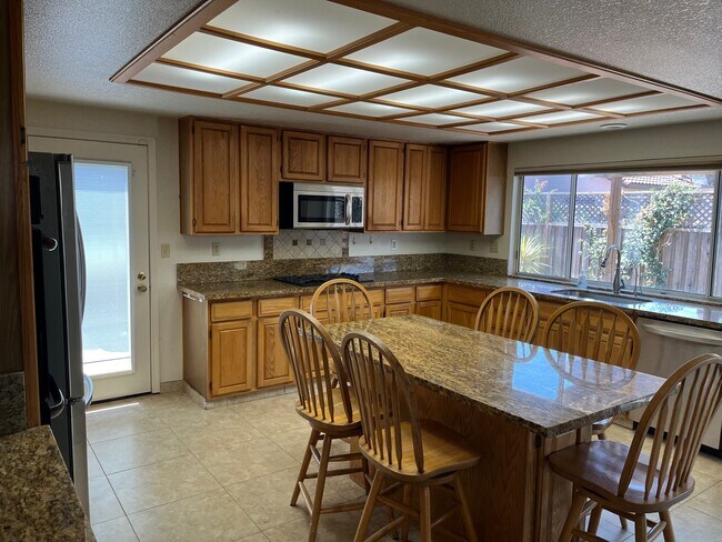 Building Photo - 9240 Foxwood Dr