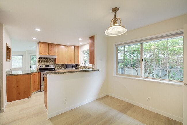 Building Photo - 2bd/2.5ba Kirkland Townhome