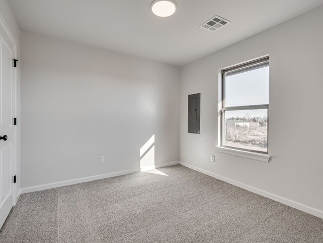 Building Photo - Newer Home in Washington under $1,500!