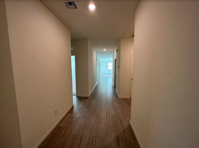 Building Photo - 12531 W Northview Ave
