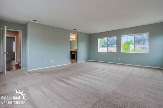 Building Photo - Stunning  5Bdm 3.5Ba  Home with Private Backyard in Prime Location of Oceanside!
