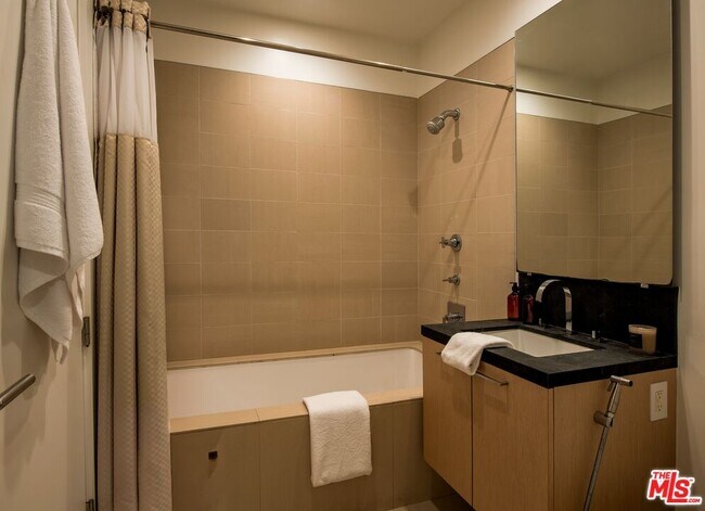 Building Photo - 3218 Maplewood Ave