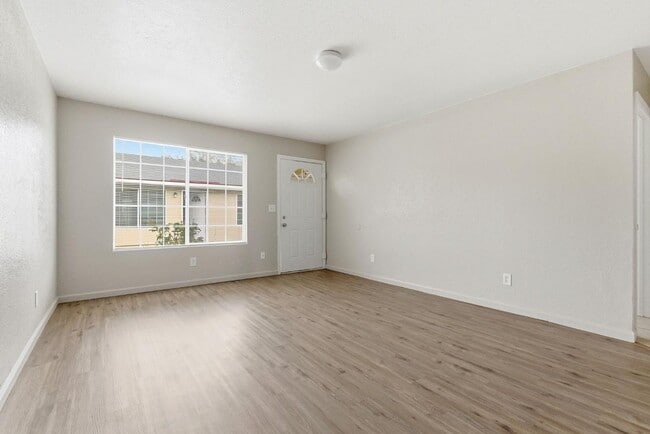 Building Photo - 616 S Irwin St