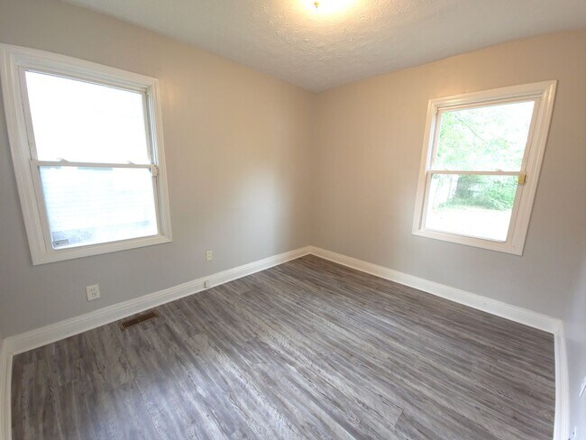 Building Photo - Two bedroom house in Churchill