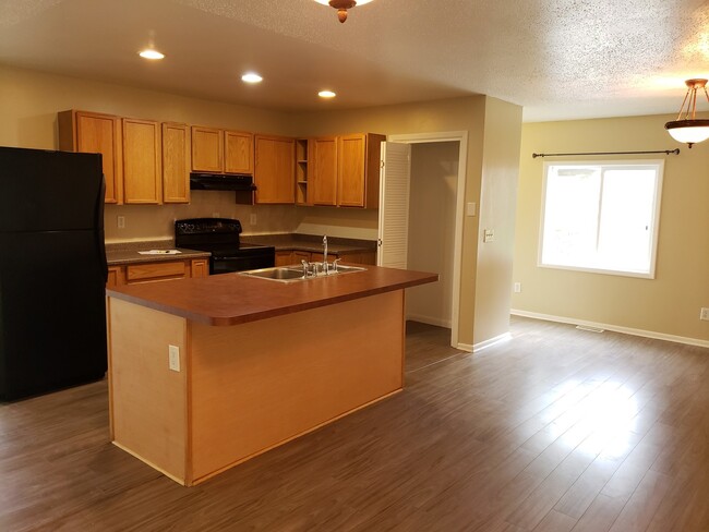 Building Photo - Spacious 3 bedroom, 2 bath Mobile.