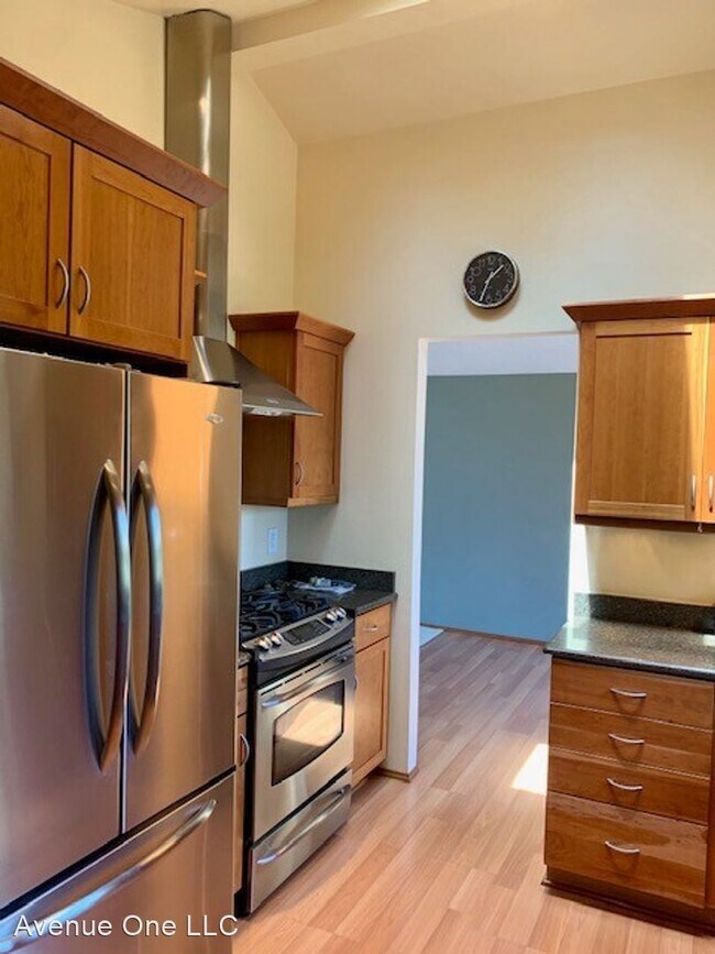 Building Photo - 3 br, 3 bath House - 8438 32nd Ave SW