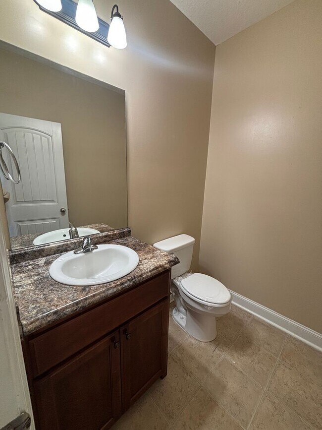 Building Photo - AVAILABLE NOW!