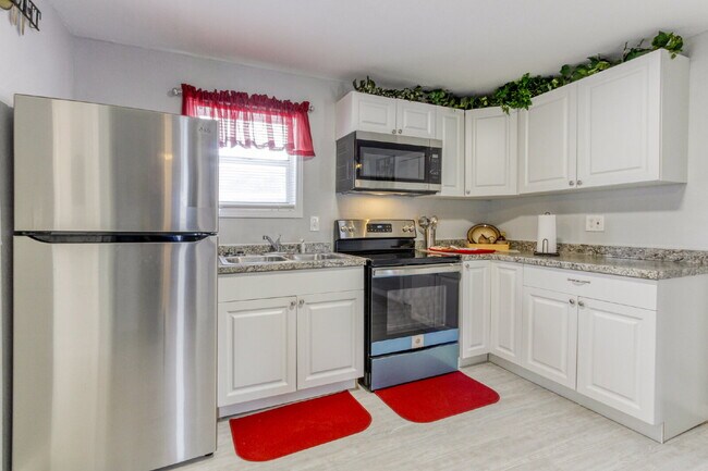 Building Photo - Beautifully Remodeled 3BR Duplex Near Parks, Schools & New Rec Center — Utilities Included. Secti...