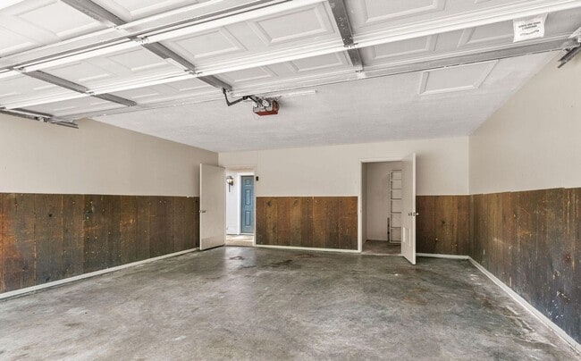 Building Photo - Live Where Convenience Meets Comfort in Lakebend!