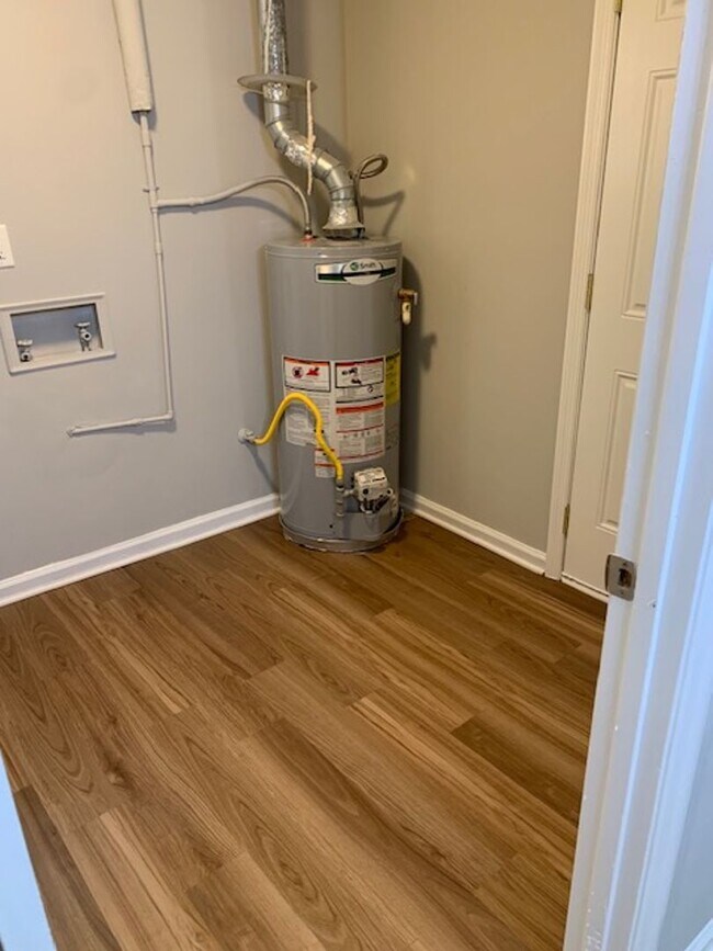 Building Photo - Located in McDuffie Woods Subdivision