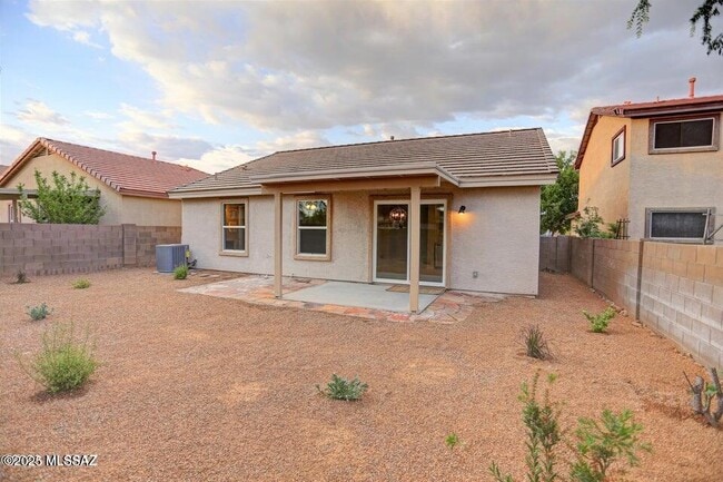 Building Photo - 727 W Buffalo Grass Dr