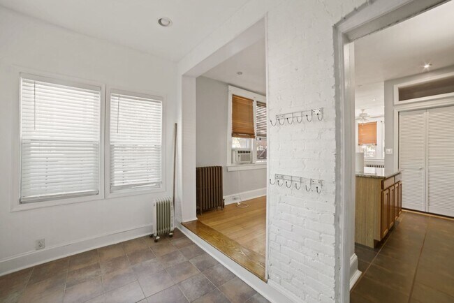 Building Photo - 1 Month Off! Available Now!  // 3bedroom 2.5 bathroom Condo// Trinidad//Private Parking Included