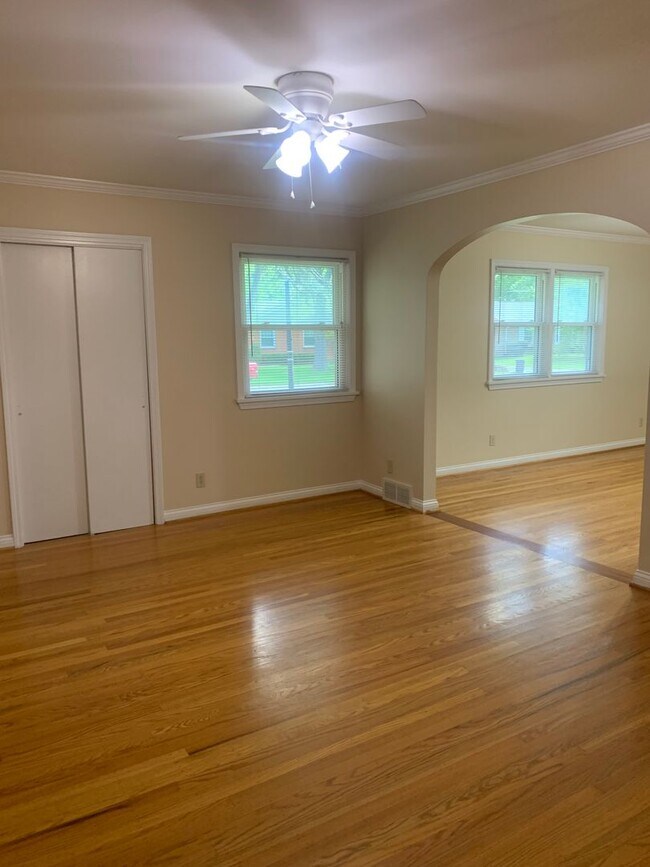 Building Photo - Gorgeous, Updated 3 Bedroom, 2 Bath Ranch ...