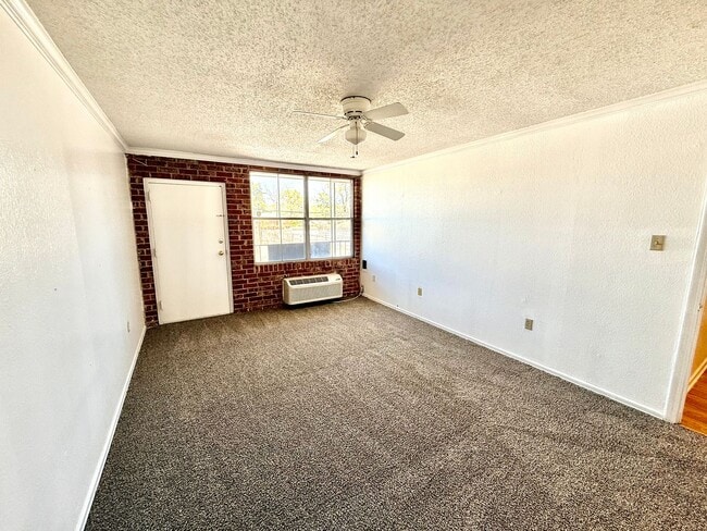 Building Photo - Three Bedroom Home with Spacious Bedrooms