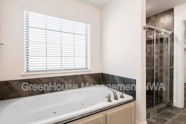 Building Photo - 710 W Jillian St