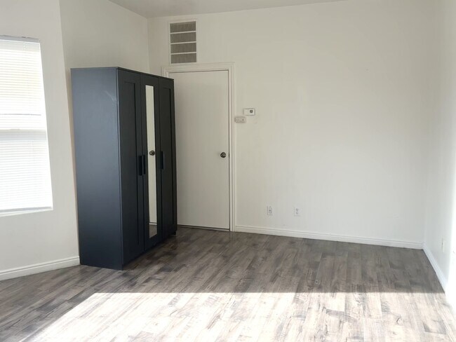 Building Photo - 517 E 500 S