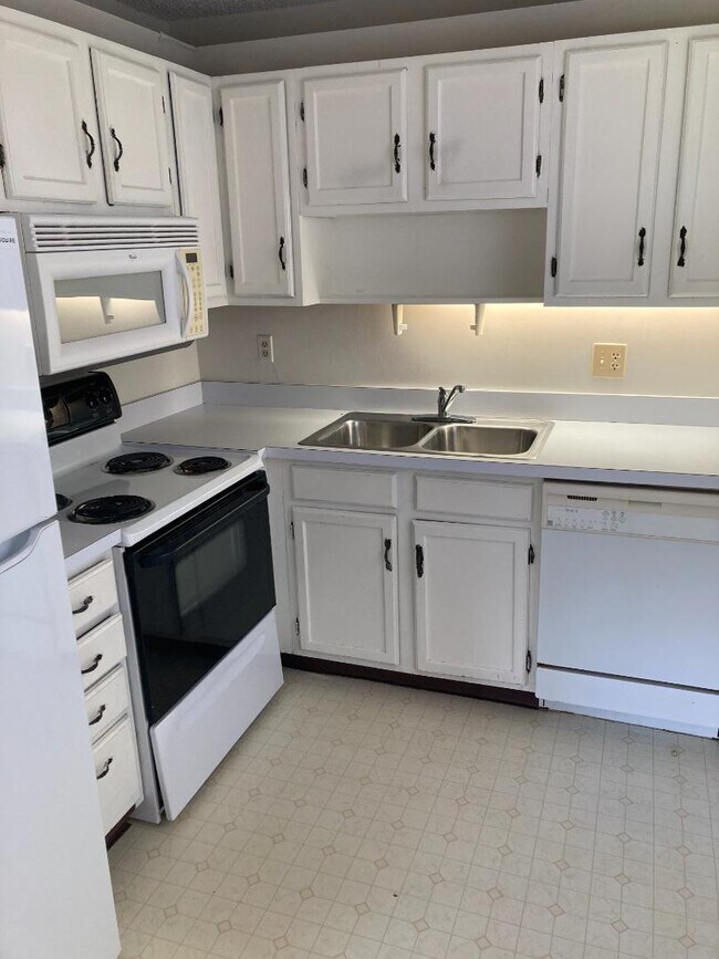 Building Photo - 49 Woodland Dr