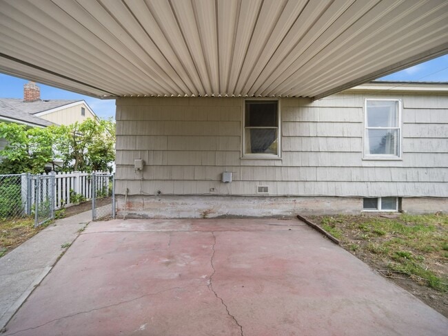 Building Photo - 2403 W Everett Ave