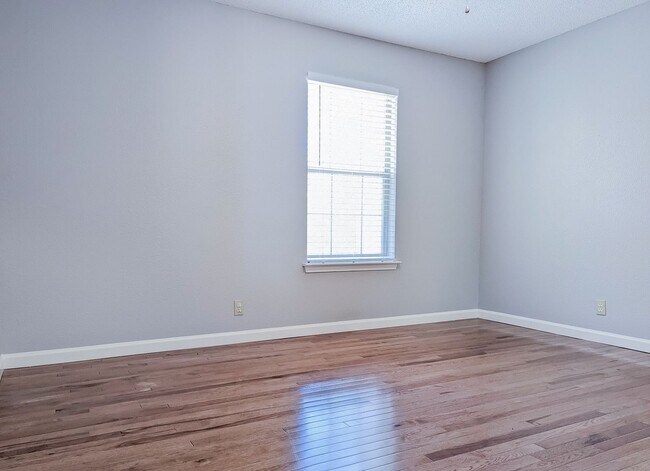 Building Photo - Stylish 4-Bed, 3.5-Bath Rental with Great ...