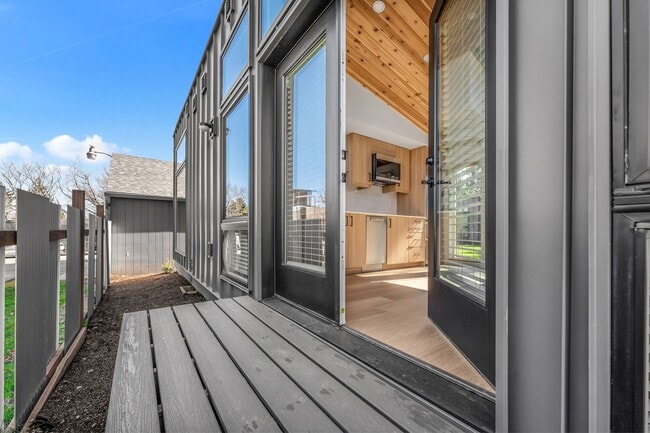 Building Photo - Morris Street Commons Modualr Living! 1/1 Community Living!