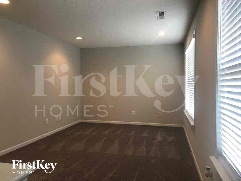 Building Photo - 2900 Hickman Ln