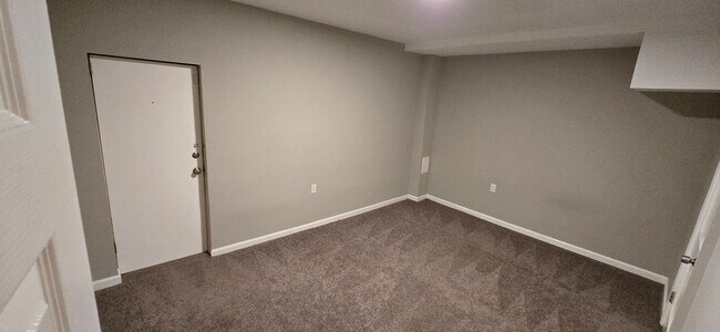 Building Photo - Huge 3-level 6 Bedroom - 2,500 sq/ft!