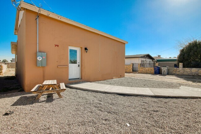 Building Photo - Great Location