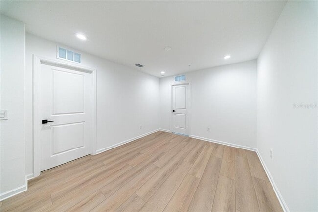 Building Photo - 1895 Pinecliff Dr