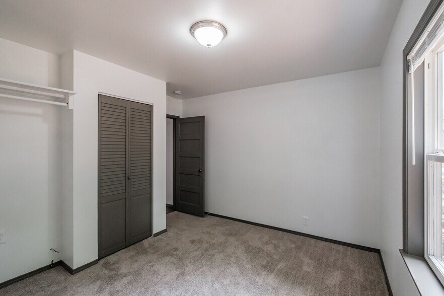 Building Photo - 147 NE Elm St