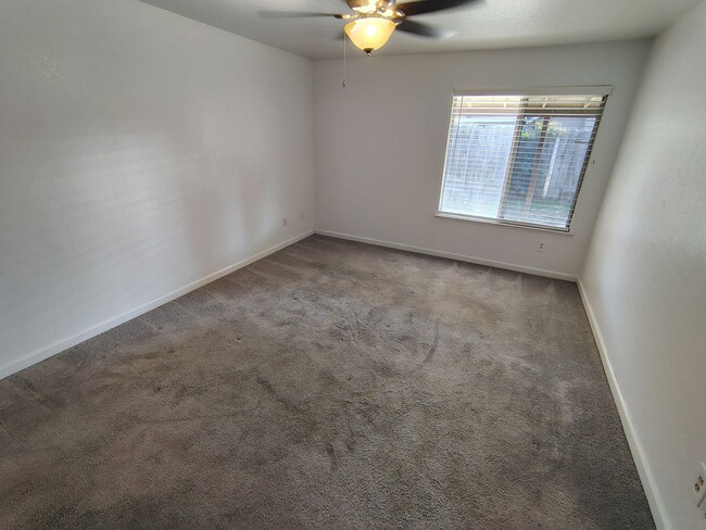 Building Photo - 2218 Heritage Manor Dr